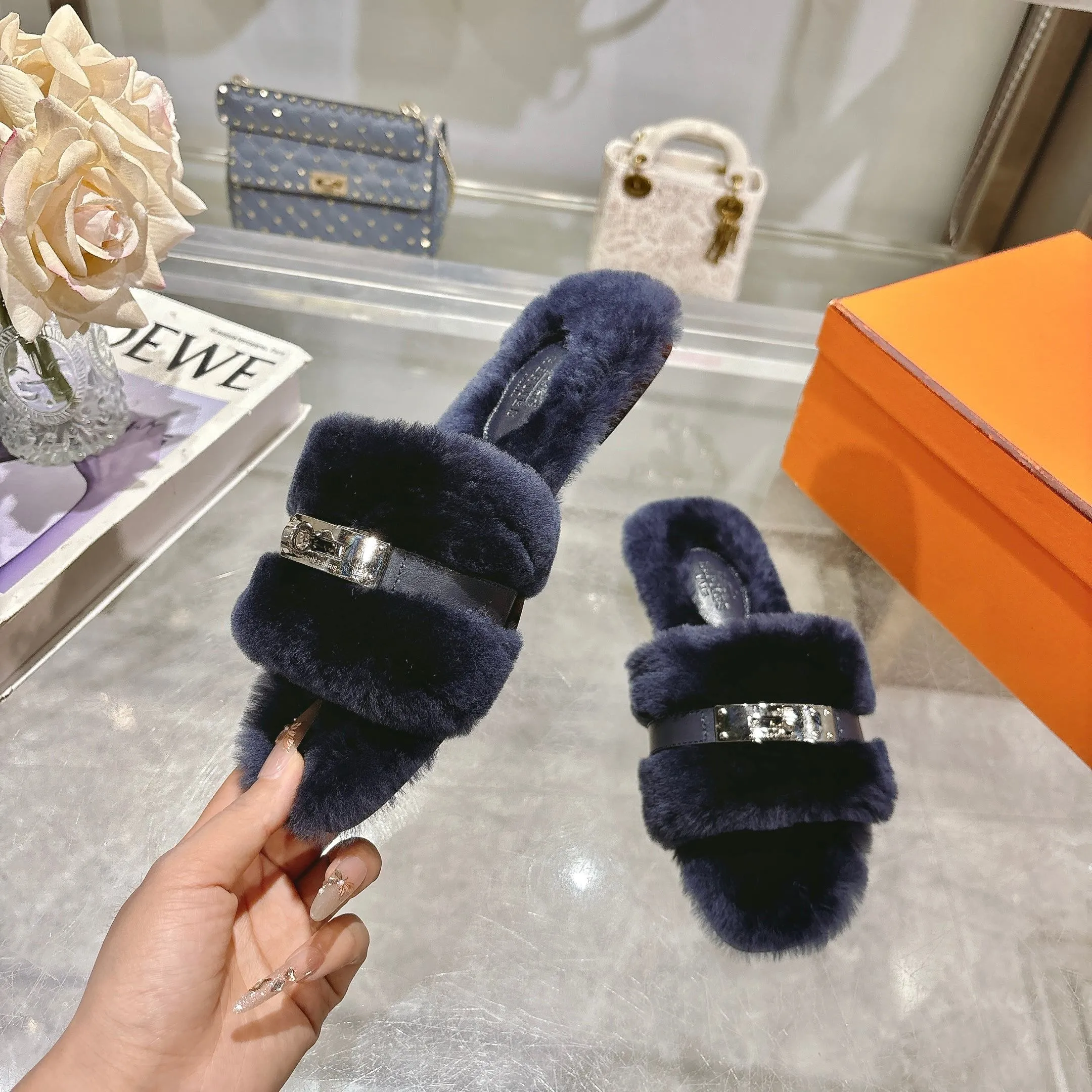 👟👟Ex-factory price 500👟👟 Purchasing agent level Hermes Hermès second uncle hair slippers are in stock all year round. 2025 new and new colors official website, Xiaohongshu synchronizes the latest color matching Hermès hot models are hot online, upgraded workmanship, high quality! Fashionable small wool H-trailers, autumn and winter style flat-soled wool mop, can be customized without standard, non-refundable and non-exchangeable. Fabric: Imported lamb's roll real wool. Lining: Imported lamb's roll real wool. Outsole: Genuine leather outsole. Size: 35-43, [Note: 41, 42, 43 customized]